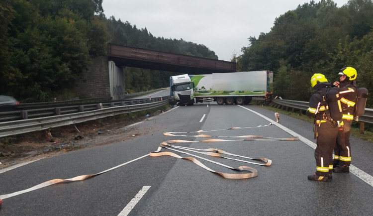 Rychlostka mezi Libercem a Turnovem byla u Žďárku kvůli nehodě kamionu uzavřená