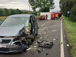 Na Hodonínsku se srazila čtyři auta. Tři lidé se zranili, zasahoval vrtulník