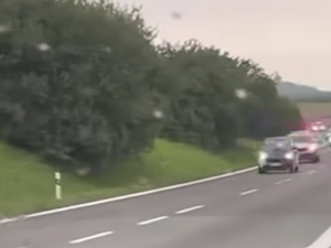 Honička jako z videohry. Za mladíkem ve Smartu uháněla kolona policistů