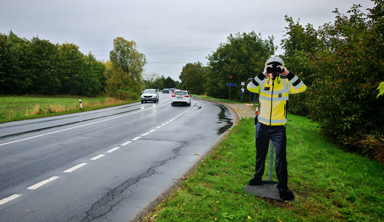 Plechový policista hlídá rušný tah u D35 na Olomoucku. Stav je neúnosný, zní z obce