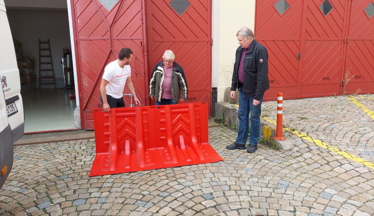 Jablonec pořídil mobilní protipovodňové zábrany, sloužit mohou i dalším obcí v okolí