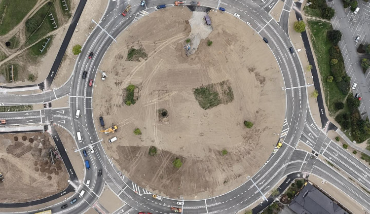 Řidiče děsí na přestavěném obřím kruháči les ze semaforů a vyhlížejí první nehodu