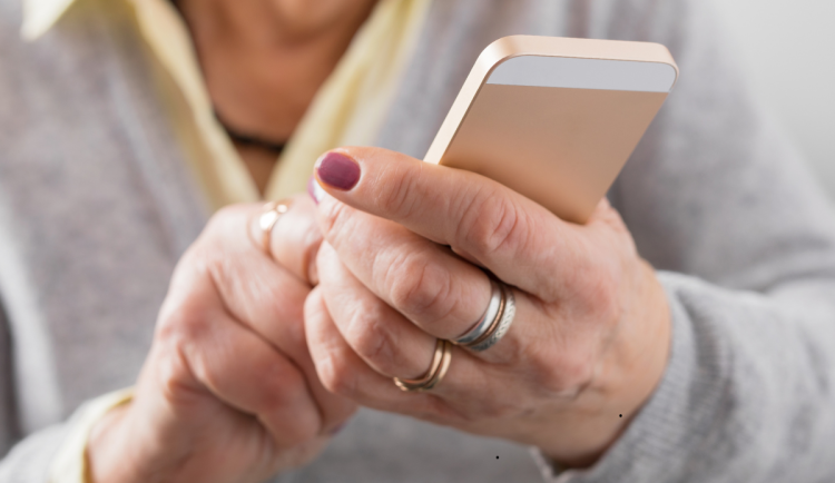 Podvodníci připravili seniorku z Hradce o 216 tisíc. Vydávali se za policistu i pracovníka ČNB