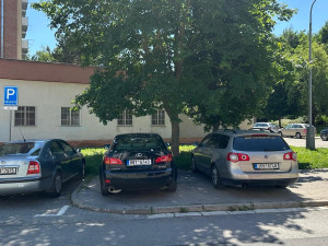 Kohoutovice bojují s obytnými vozy, chtějí více parkovacích míst pro osobní auta