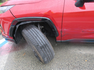 Neznámý řidič v Brně srazil muže nastupujícího do auta a ujel. Policisté hledají svědky