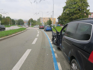 Neznámý řidič v Brně srazil muže nastupujícího do auta a ujel. Policisté hledají svědky