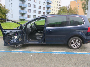 Neznámý řidič v Brně srazil muže nastupujícího do auta a ujel. Policisté hledají svědky