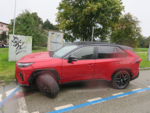 Neznámý řidič v Brně srazil muže nastupujícího do auta a ujel. Policisté hledají svědky