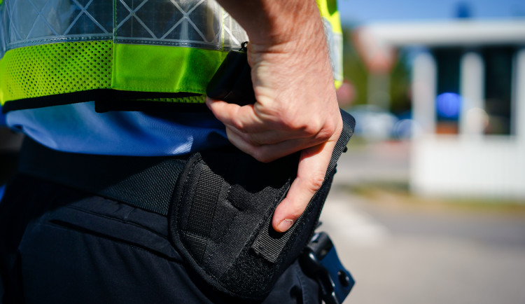 Voják napadl nožem brigádního generála Hyťhu, policie prověřuje incident