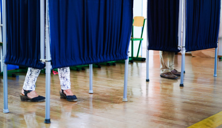 Téměř milion voličů Moravskoslezského kraje může volit v 1250 okrscích