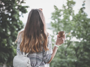 Do šaliny i s kávou. Zákaz nápojů v kelímcích zatím neplatí, dopravce ho odsunul