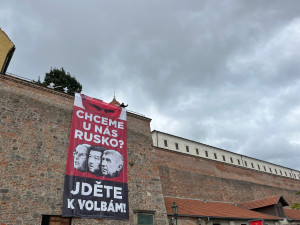 Chceme u nás Rusko? Aktivisté v Brně vyvěsili plakát s Putinem a českými politiky