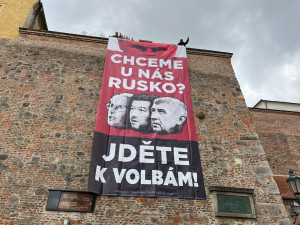 Chceme u nás Rusko? Aktivisté v Brně vyvěsili plakát s Putinem a českými politiky