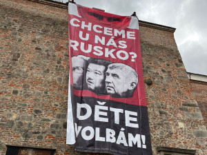 Chceme u nás Rusko? Aktivisté v Brně vyvěsili plakát s Putinem a českými politiky
