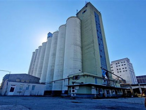 Ve Vyškově začalo bourání zemědělského areálu, vyroste místo něj lesopark i byty