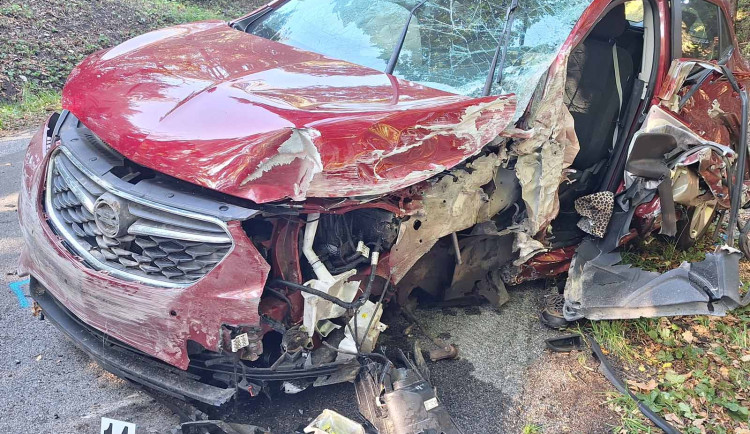 17585469735558-60-senior-na-blanensku-vyjel-ze-silnice-a-naboural-do-mostu-nehodu-neprezil