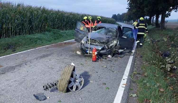 Řidič se nevěnoval řízení a u Staré Říše rozbil auto. Škoda je 220 tisíc korun