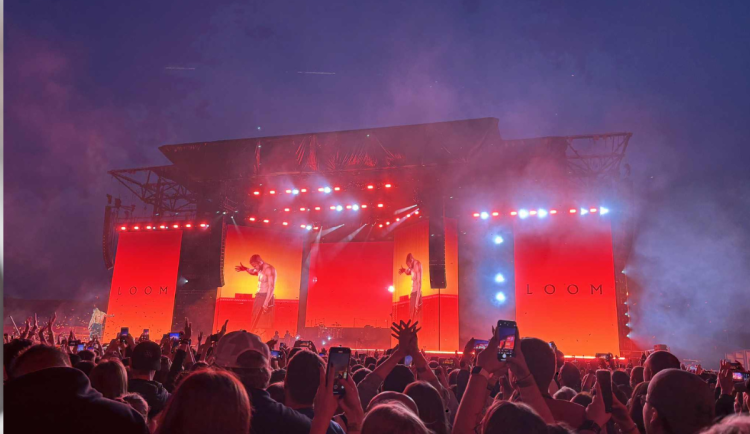 Frontman kapely Imagine Dragons našel lásku na Rychnovsku. Podvodník ženu obral o 200 tisíc