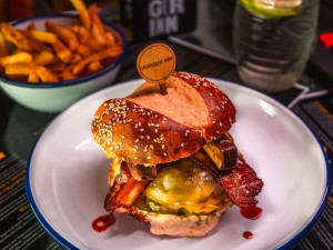 Boření hranic se nebojíme, říká brněnský restauratér. Do burgeru dal i Snickers