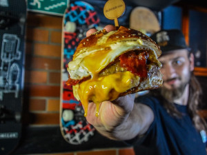 Boření hranic se nebojíme, říká brněnský restauratér. Do burgeru dal i Snickers