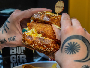 Boření hranic se nebojíme, říká brněnský restauratér. Do burgeru dal i Snickers