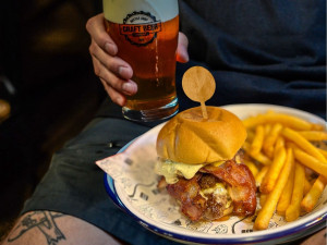 Boření hranic se nebojíme, říká brněnský restauratér. Do burgeru dal i Snickers
