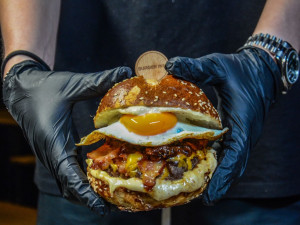 Boření hranic se nebojíme, říká brněnský restauratér. Do burgeru dal i Snickers