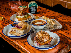 Boření hranic se nebojíme, říká brněnský restauratér. Do burgeru dal i Snickers