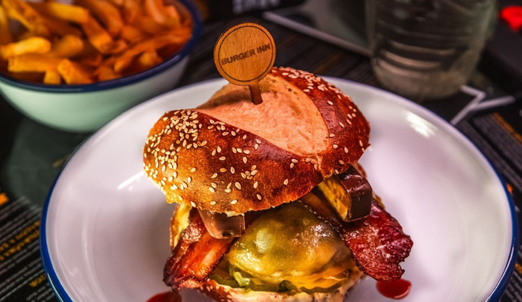Boření hranic se nebojíme, říká brněnský restauratér. Do burgeru dal i Snickers