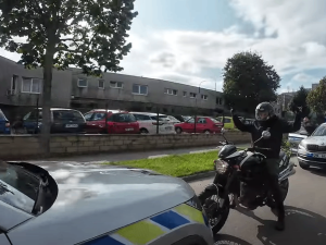 Motorkář se zákazem řízení ujížděl policii, v Brně skončil v zátarasu