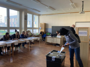 První volební den je u konce. Většina lídrů má odvoleno