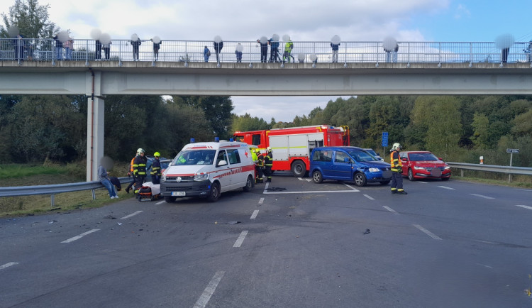 Při hromadné nehodě čtyř osobních automobilů se zranili čtyři lidé