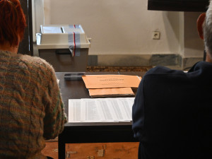 Opilý volič nebo sebepoškozování před místností. Policisté ohlídali průběh voleb