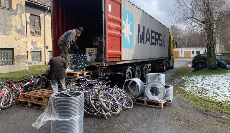 Hradec Králové znovu pomáhá, začíná další ročník sbírky kol pro malé Afričany