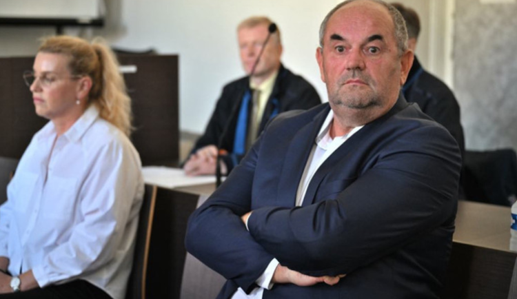 Soud vyhověl žádosti Pelty o odklad nástupu do vězení. Prozatím do pátku