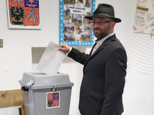 Nemá na uhlí ani kroužky pro děti. Sterzik po volebním neúspěchu prosí o peníze