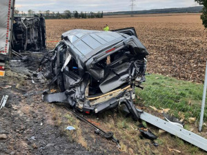 Kamion narazil do auta s přívěsem. Hlavní tah do Brna je za Znojmem zavřený