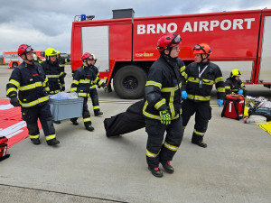 V Brně nouzově přistálo letadlo s desítkami zraněných. Šlo o cvičení