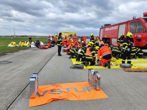 V Brně nouzově přistálo letadlo s desítkami zraněných. Šlo o cvičení