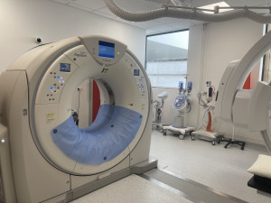 Hybridní přístroj v Masarykově onkologickém ústavu zvládne více vyšetření najednou