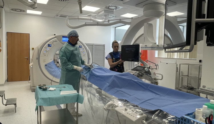 Hybridní přístroj v Masarykově onkologickém ústavu zvládne více vyšetření najednou