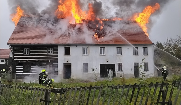 Požár v Kravařích. Oheň zasáhl půdu a střechu domu