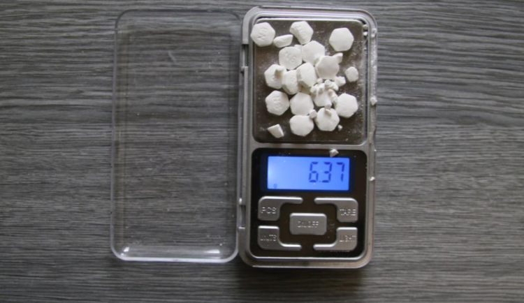 Na návštěvu za milým do vězení se žena vydala s drogami v podprsence i kalhotkách