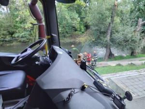 Záchrana ze Svratky se změnila v potyčku. Žena po hasičích vrhala kameny