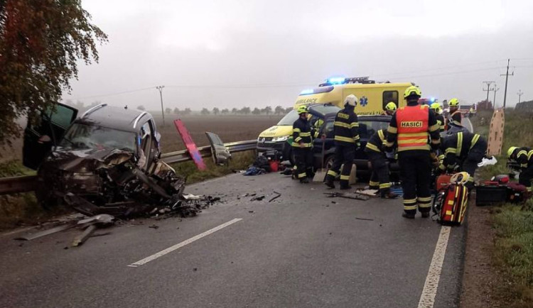 Ve zdemolovaných autech u  Choustníkova Hradiště zůstali řidiči zaklíněni