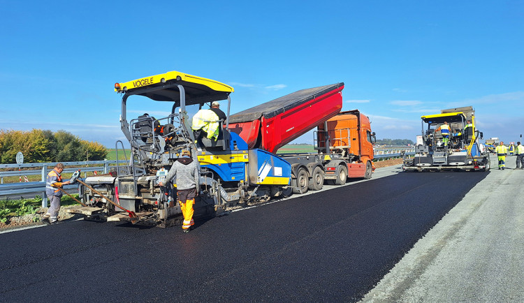 VIDEO: Nový EXIT na D35 u Olomouce míří k otevření, rondel u Globusu znovu ožije