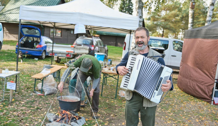 Víkendový Hradec láká na hokejové derby, myslivce na Stříbrňáku i rock při svíčkách