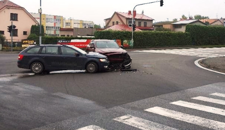 Řidič Škody jel na červenou a srazil se s Jaguarem, škoda je přes 400 tisíc