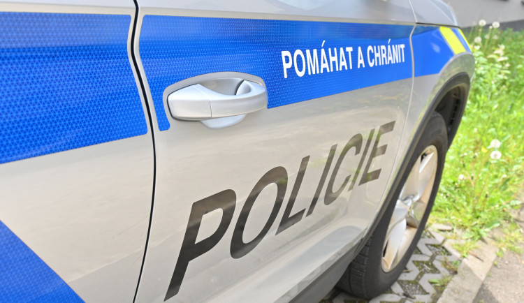 Policie hledá svědky nehody a záznamy z kamer. Stala se v Dobroníně u řeznictví