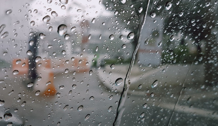 O víkendu bude až patnáct stupňů, meteorologové předpovídají přeháňky